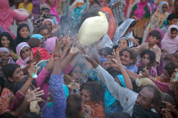 पाकिस्तानमा सरकारले बाँडेको पिठो लिन खोज्दा चार वृद्धको मृत्यु