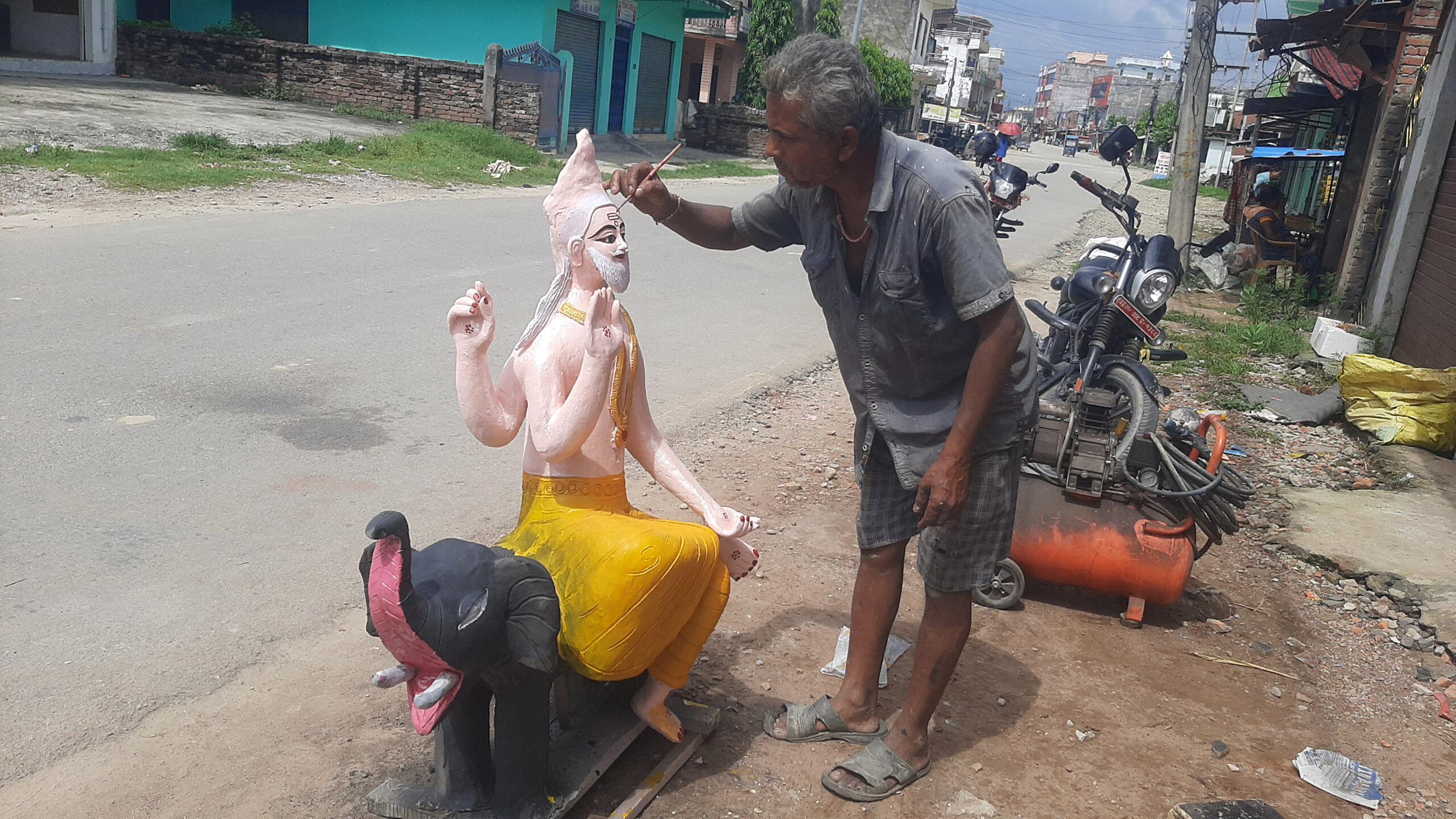 विश्वकर्मा पूजाको लागि मूर्ति बनाउन भ्याइनभ्याइ