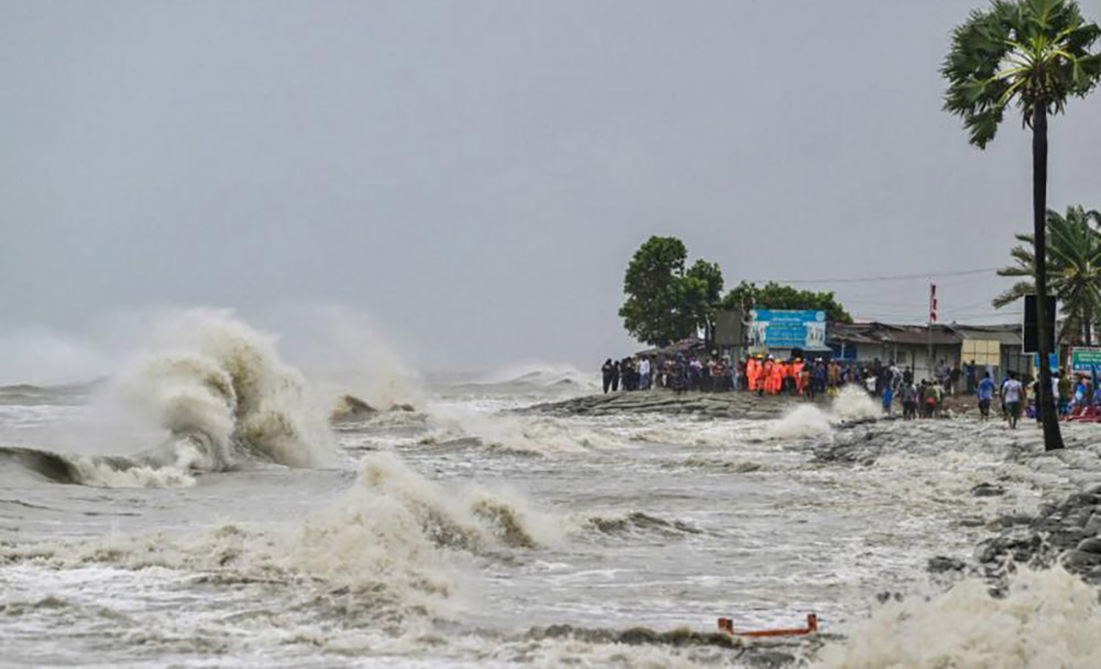 चक्रवात रेमाल: बंगलादेशको तटीय क्षेत्रमा हजारौं मानिस सुरक्षित स्थानतर्फ सारिदै