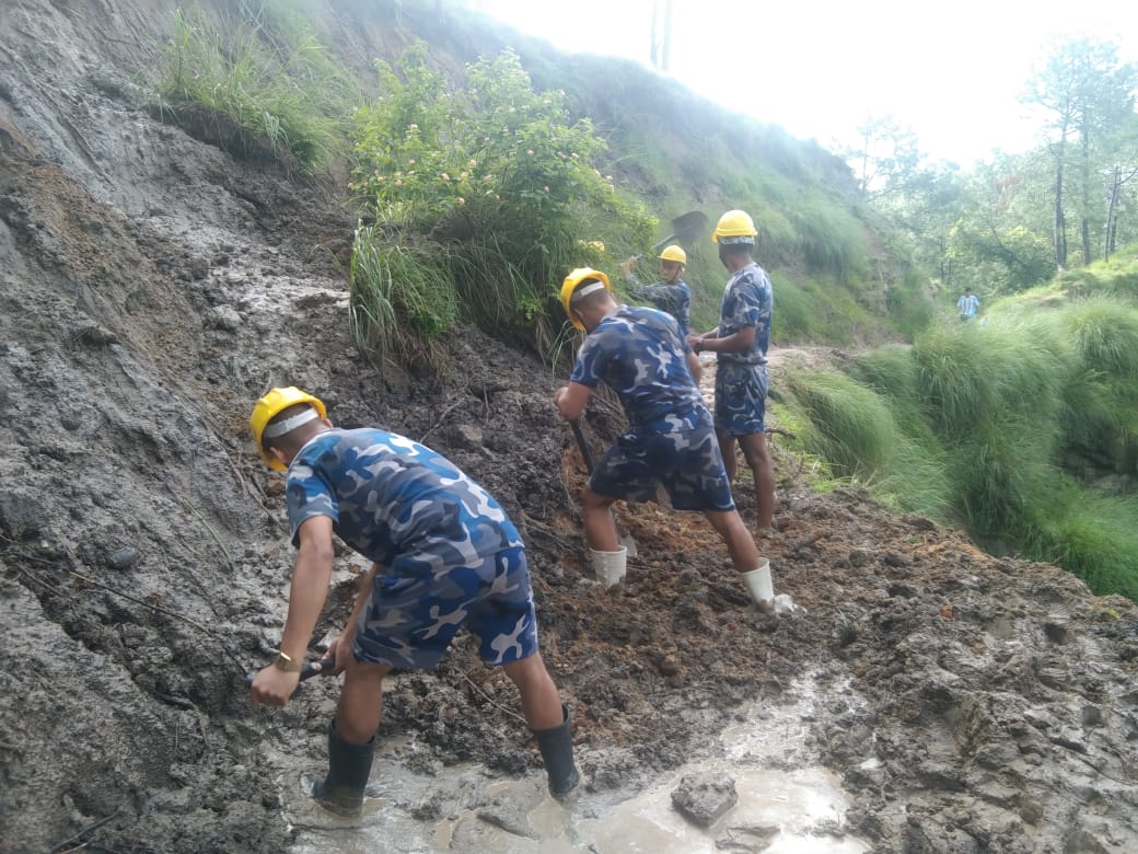 मनोहरा खोलाले कटान गरेको ठाउँमा अस्थायी तटबन्ध, अवरुद्ध बाटो खुलाईयो