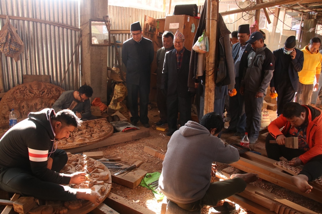 सयौं वर्ष पुराना भक्तपुरका ऐतिहासिक निर्माणाधिन सम्पदाहरुको विजुक्छेंको टोलीले गरयो निरीक्षण